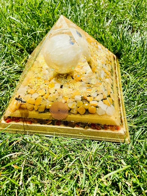 Orgonit Gyza Pyramide "Sonnenschein" - Gaia-healing.de