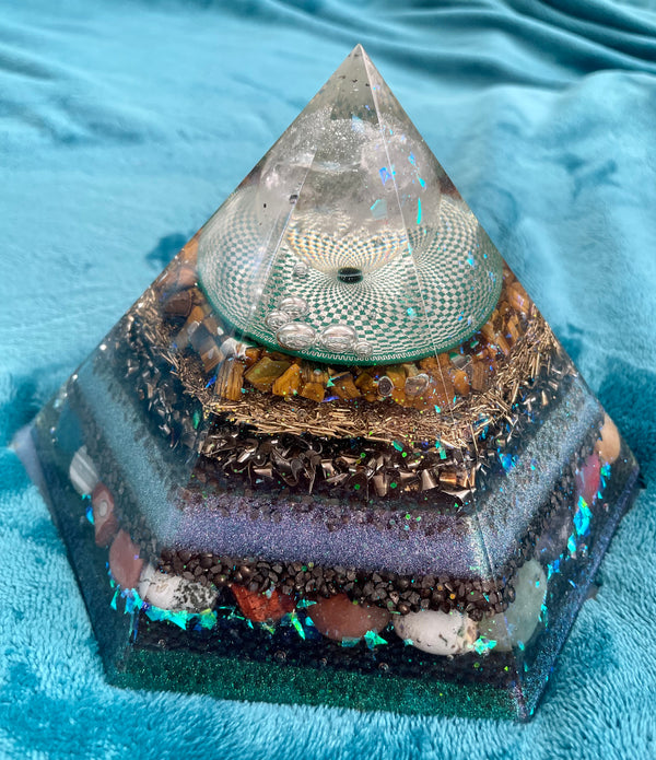 Orgonit Hexagon Pyramide - Gaia-healing.de