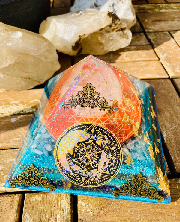 Orgonit Gyza Pyramide „Magic Türkis“ - Gaia-healing.de
